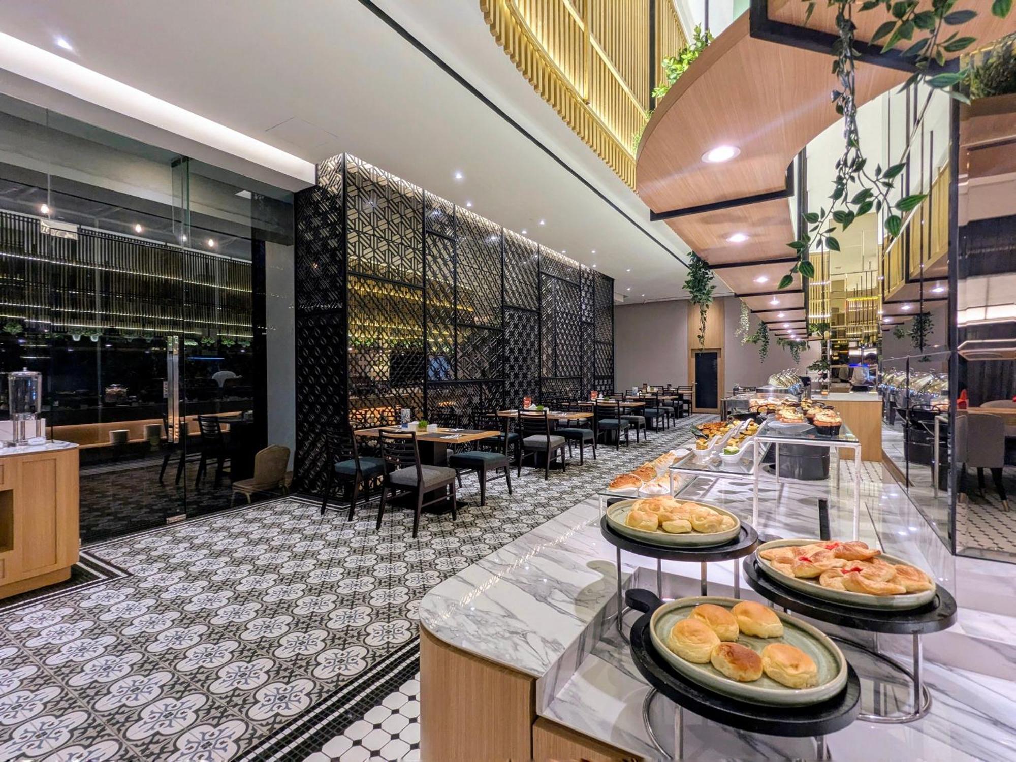Hotel Grand Zuri Jababeka 4*
